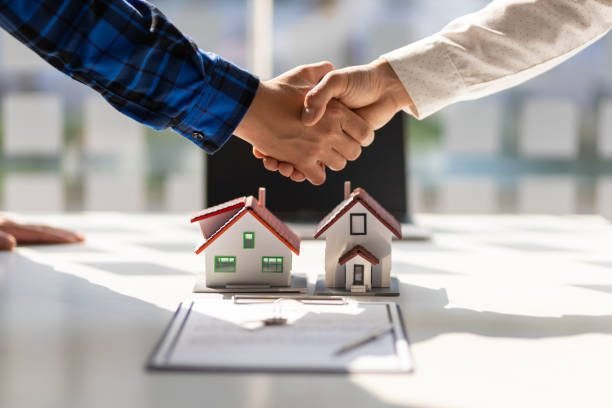 5 Key Insights: Market Stagnation vs Price Adjustments in Kenya’s Real Estate Sector 6 First time homebuyer shaking hands with property seller